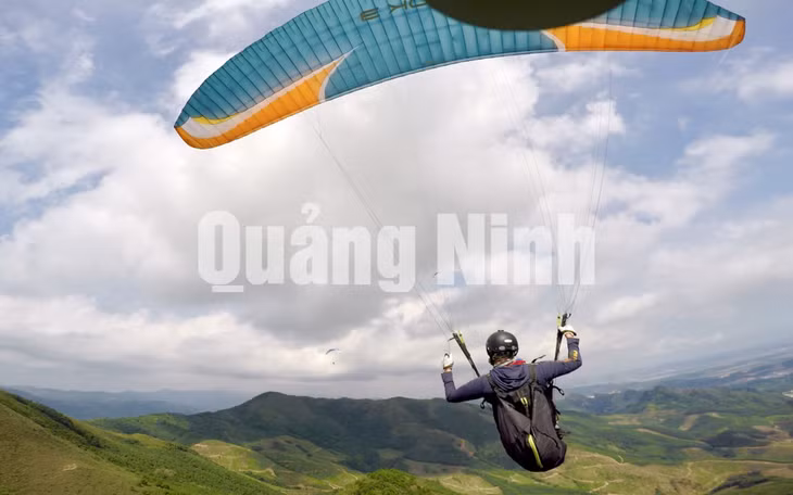 Chinh phục bầu trời (Giải dù lượn Năm Du lịch quốc gia 2018 – Hạ Long – Quảng Ninh) (7-2018). Ảnh: Khánh Giang