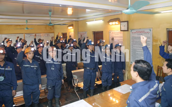 Thợ lò Phân xưởng Khai thác 2, Công ty Than Quang Hanh thể hiện quyết tâm giữ vững an toàn, đảm bảo năng suất trước giờ sản xuất (1-2018). Ảnh: Khánh Giang