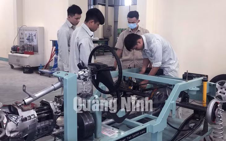 Sinh viên thực hành sửa chữa ô tô tại Trường Cao đẳng Công nghệ Việt- Hàn (9-2020). Ảnh: Thu Trang.