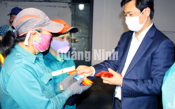 Chủ tịch UBND tỉnh Nguyễn Tường Văn lì xì năm mới cho các công nhân (2-2021). Ảnh: Thu Chung