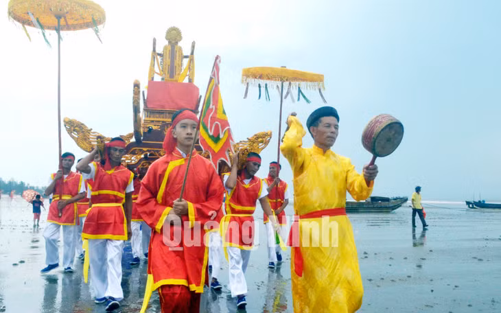 Nghênh kiệu rước thần trên biển. Ảnh: Phương Thúy