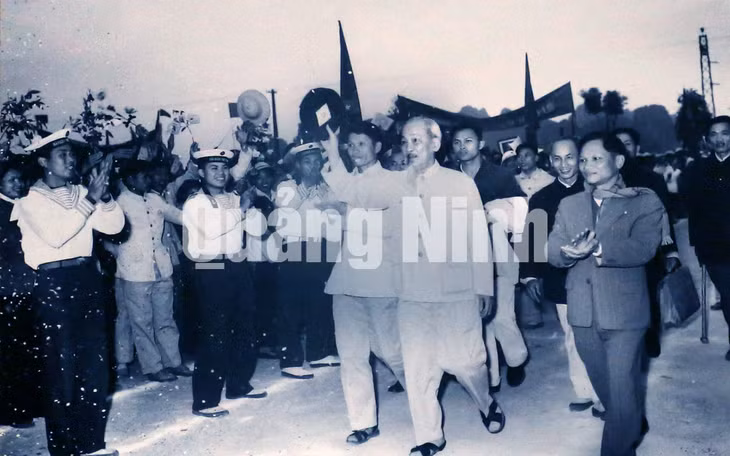 Bộ đội và nhân dân đảo Quảng Ninh đón chào Chủ tịch Hồ Chí Minh (2-2-1965).