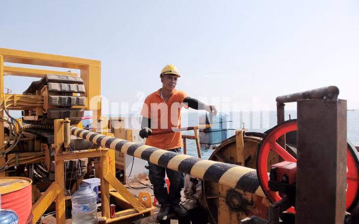 Thi công giai đoạn II của dự án đưa điện lưới quốc gia ra đảo Trần, huyện Cô Tô và đảo Cái Chiên, huyện Hải Hà (5-2020). Ảnh: Thành Công.