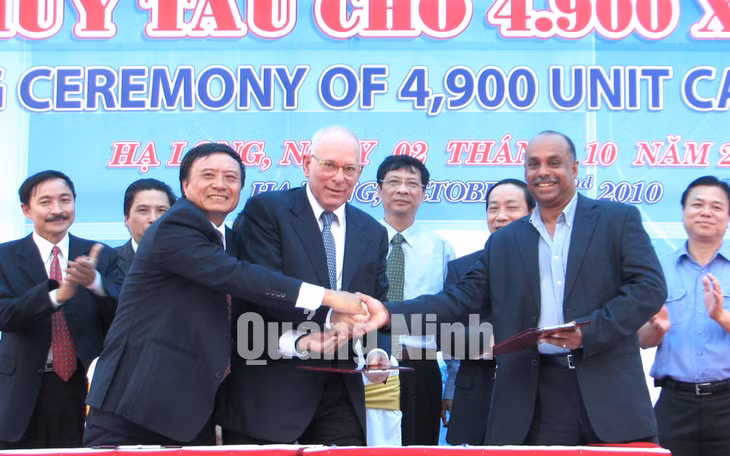 Lãnh đạo tỉnh Quảng Ninh ký biên bản hạ thủy tàu chở 4.900 xe ô tô HL02 với lãnh đạo Tập đoàn Công nghệ Tàu thủy Việt Nam.