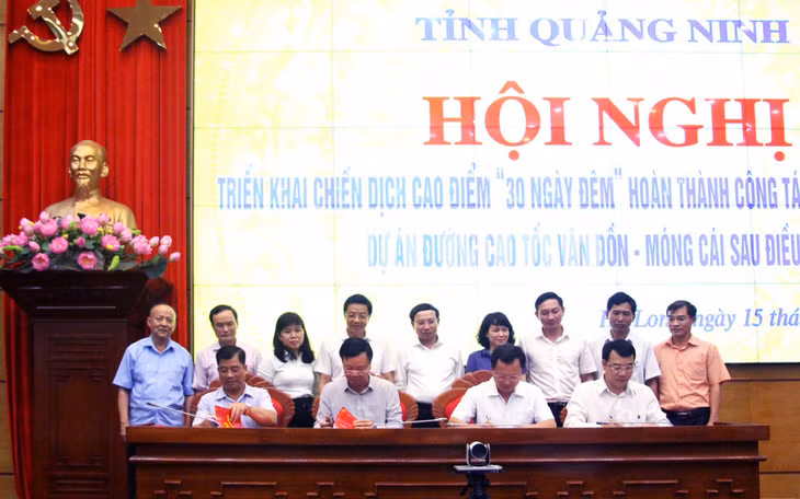 BCĐ Chiến dịch cao điểm 30 ngày đêm hoàn thành công tác GPMB dự án đường cao tốc Vân Đồn - Móng Cái sau điều chỉnh cùng với 5 địa phương ký cam kết triển khai thực hiện chiến dịch (7-2020). Ảnh: Đỗ Phương