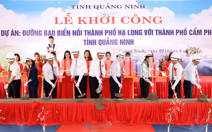 Các đồng chí lãnh đạo tỉnh động thổ khởi công dự án đường bao biển nối TP Hạ Long với TP Cẩm Phả (8-2019). Ảnh: Đỗ Phương