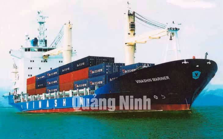 Tàu chở container 1016 TEU. Công trình chào mừng 50 năm giải phóng khu mỏ Quảng Ninh.
