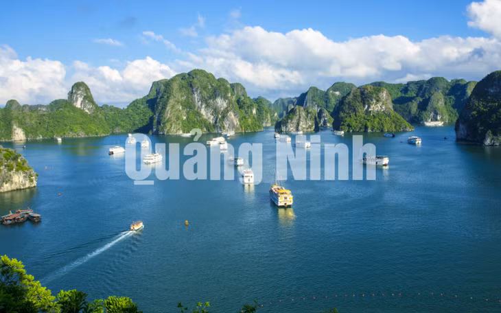 Trời xanh, núi xanh, biển xanh. Ảnh: Dương Phượng Đại