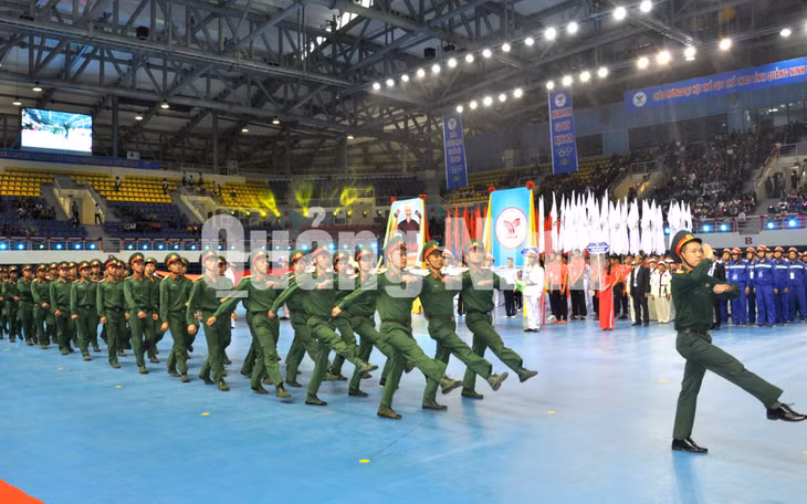 Các đoàn diễu hành thể hiện sự khỏe khoắn và đầy quyết tâm thi đấu đoạt thành tích cao (4-2018). Ảnh: Nguyễn Duy