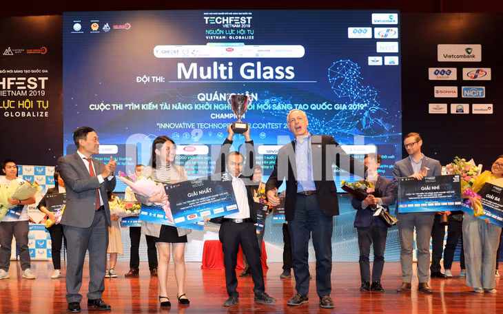 Ban tổ chức trao giải nhất cuộc thi chung kết tài năng khởi nghiệp sáng tạo quốc gia cho đội Multi Glass (12-2019). Ảnh: Đỗ Phương