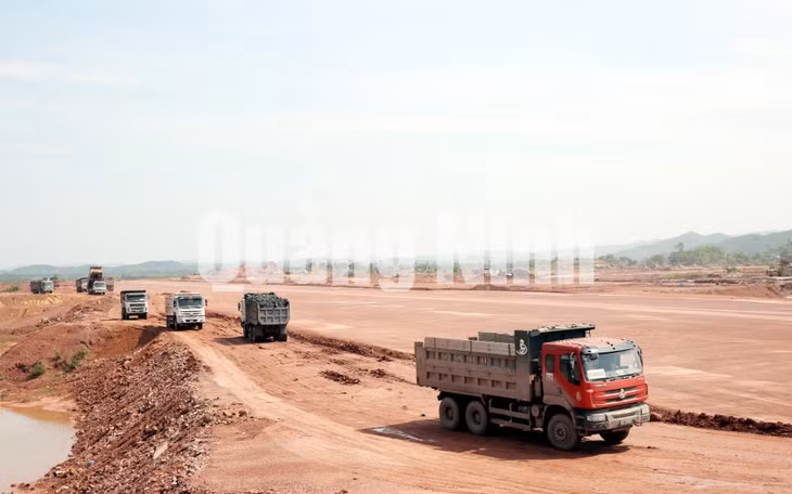 Thi công mặt đường băng của dự án Cảng hàng không Quảng Ninh. Ảnh: Đỗ Phương