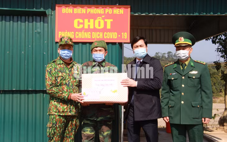 Chủ tịch UBND tỉnh Nguyễn Tường Văn tặng quà, chúc Tết cán bộ, chiến sỹ Đồn Biên phòng Pò Hèn tham gia trực các chốt phòng, chống dịch Covid-19 (1-2021). Ảnh: Mạnh Trường