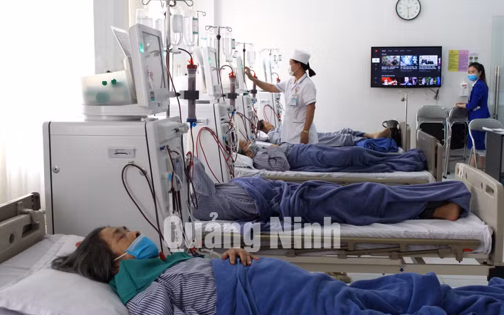 Các bệnh nhân lọc máu tại Đơn nguyên thận nhân tạo, Khoa hồi sức Trung tâm y tế thị xã Quảng Yên (2-2019). Ảnh: Phạm Tuyết (Trung tâm TT&amp;VH Thị xã Quảng Yên)