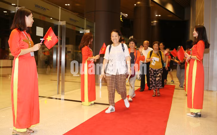 Những vị khách trên chuyến bay Hồ Nam - Vân Đồn đầu tiên vào nhà ga (24-7-2019). Ảnh: Đỗ Phương