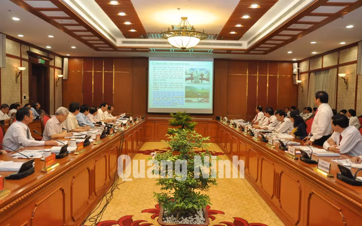 Các đại biểu nghe Đề án phát triển tỉnh Quảng Ninh