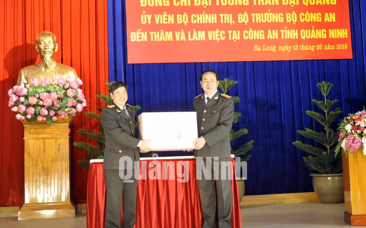 Đại tướng Trần Đại Quang tặng quà cho CBCS Công an tỉnh. Ảnh Tuấn Hương