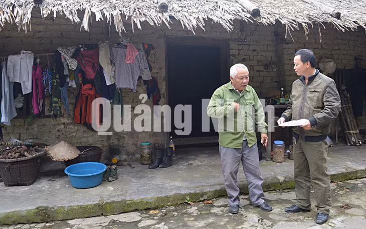 Cán bộ xã Đồn Đạc, huyện Ba Chẽ, khảo sát số hộ nghèo tại thôn Pắc Cáy. Ảnh: Hoàng Quỳnh