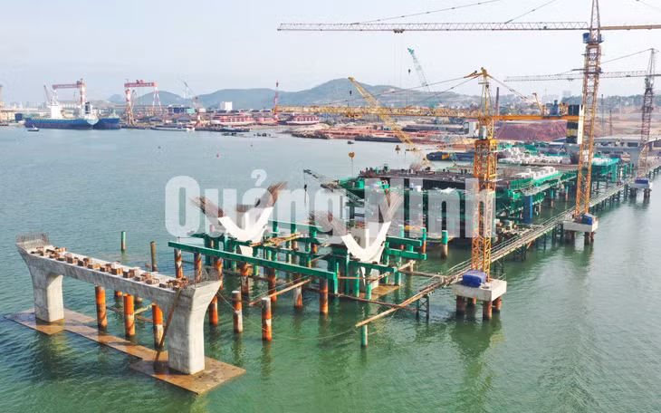 Thi công cọc khoan nhồi cầu chính và cầu dẫn (2-2021). Ảnh: Đỗ Phương