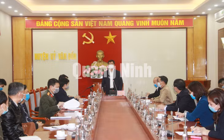 Chủ tịch UBND tỉnh Nguyễn Tường Văn phát biểu tại buổi làm việc với huyện Vân Đồn (1-2021). Ảnh: Mạnh Trường