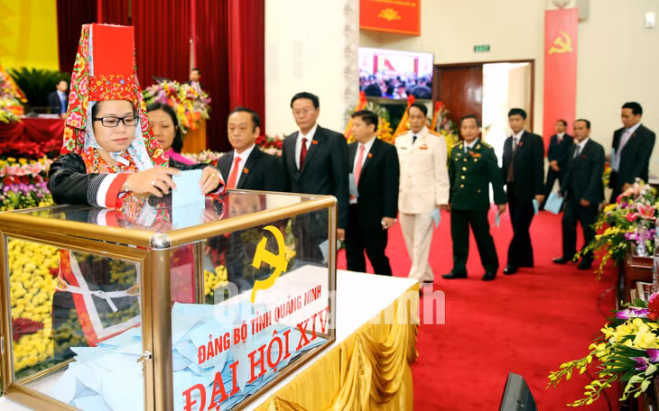 Các đại biểu bỏ phiếu bầu đoàn đại biểu đi dự Đại hội Đảng toàn quốc lần thứ XII