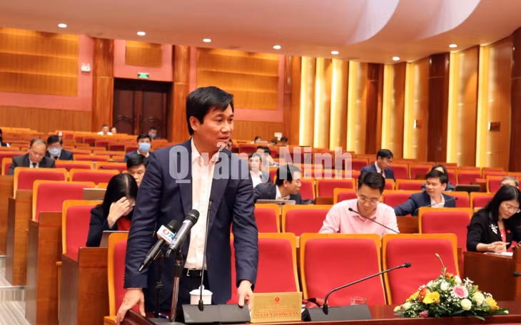 Đồng chí Nguyễn Tường Văn, Chủ tịch UBND tỉnh phát biểu tại phiên thảo luận tổ.