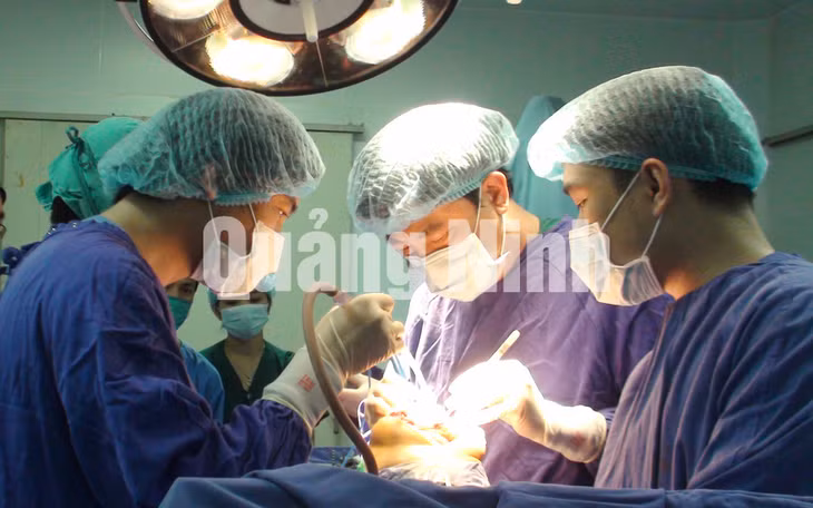Mổ thay khớp gối. Ảnh: Hoàng Quý