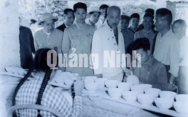 Chủ tịch Hồ Chí Minh thăm dây chuyền sản xuất bát tại Xưởng gốm sứ Dụ Phong.