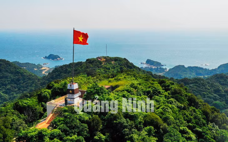 Cột cờ đảo Trần (10-2018). Ảnh: Hùng Sơn