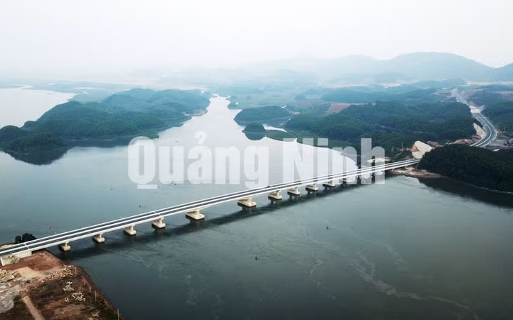Cầu Cẩm Hải (cao tốc Hạ Long - Vân Đồn) nối TP Cẩm Phả với huyện Vân Đồn (12-2018). Ảnh: Đỗ Phương