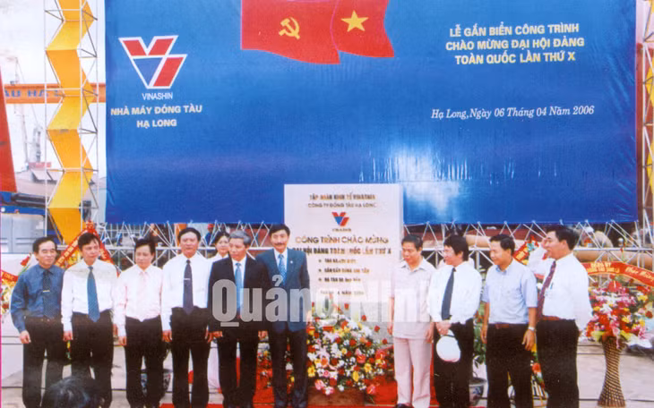 Cắt băng Công trình đà dọc 50.000 tấn, hạ thủy tàu 53.000 tấn số 1. Chào mừng Đại Hội Đảng toàn quốc lần thứ X.