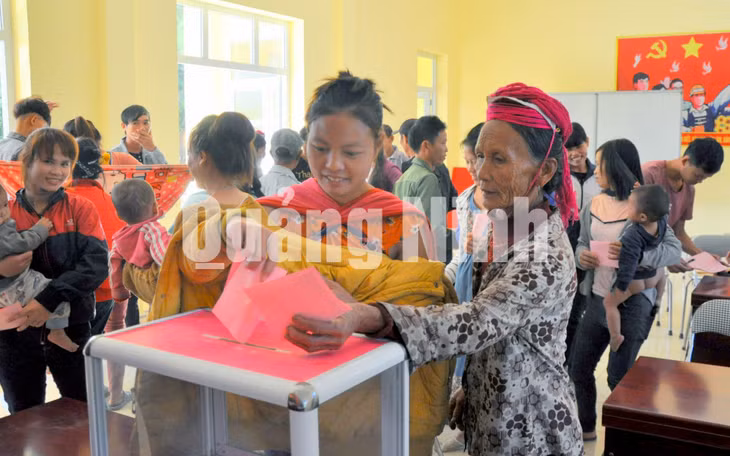 Cử tri thôn Khe Và, thị trấn Bình Liêu bỏ phiếu bầu trưởng thôn nhiệm kỳ 2020-2022 (1-2020). Ảnh: Minh Hà