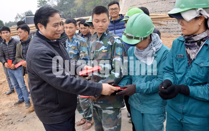 Đồng chí Phạm Minh Chính thăm, động viên công nhân đang thi công dự án di dời, xây dựng tượng đài Hưng Nhượng Đại vương Trần Quốc Tảng (TP Cẩm Phả) (2-2018). Ảnh: Nguyễn Thanh