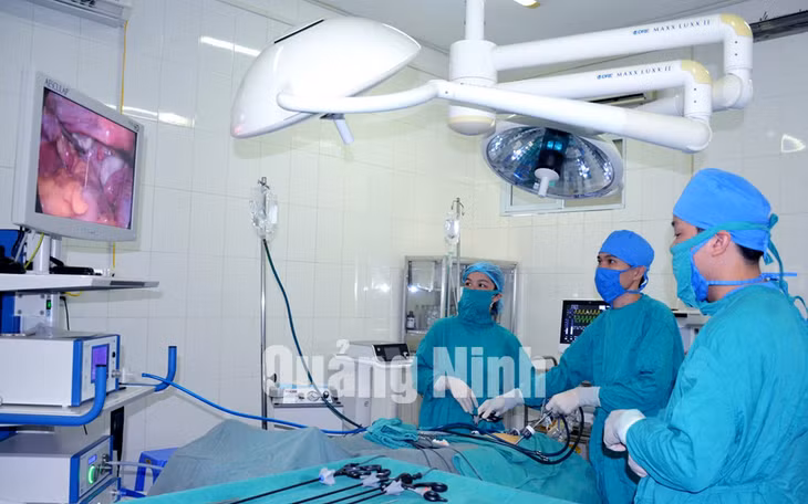 Phẫu thuật cắt u xơ tử cung cho người bệnh tại Bệnh viện Đa khoa Khu vực Móng Cái (Cơ sở 2) (2-2020). Ảnh: Nguyễn Hoa