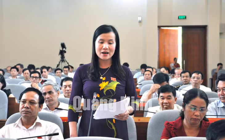 Đại biểu Bùi Thúy Phượng (Tổ Cẩm Phả) phát biểu thảo luận tại hội trường