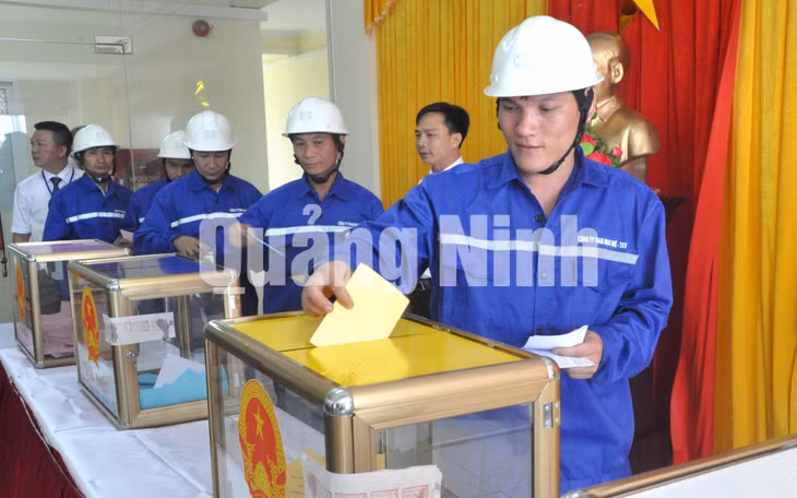 Công nhân Công ty Than Mạo Khê, bỏ phiếu tại khu vực bỏ phiếu số 18, khu tập thể công nhân khu Vĩnh Xuân, phường Mạo Khê, TX Đông Triều. Ảnh: Hoàng Nga