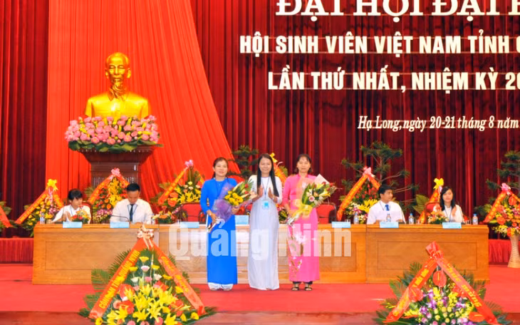 Đồng chí Vũ Thị Diệu Linh, Phó Bí thư Thường trực Tỉnh Đoàn, tân Chủ tịch Hội Sinh viên tỉnh tặng hoa chia tay Ban Vận động thành lập Hội.