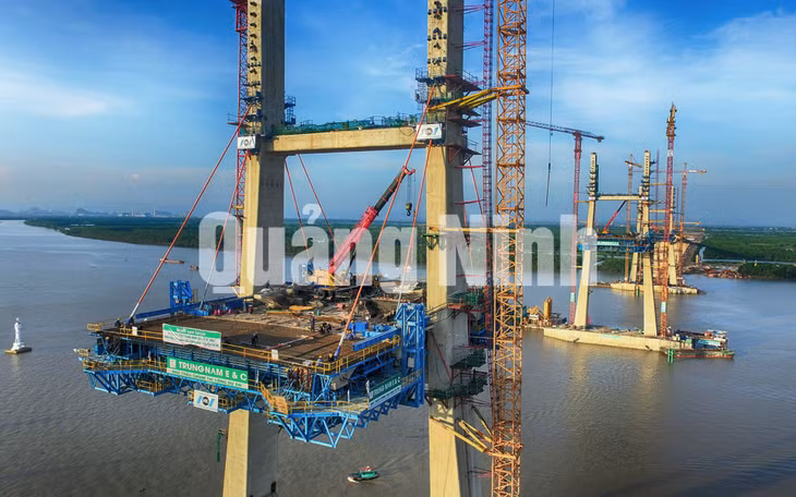 Thi công trụ tháp cầu Bạch Đằng (8-2016). Ảnh: Đỗ Phương