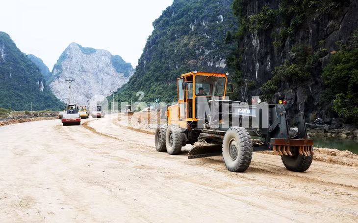 Nhà thầu thi công đắp nền đường bao biển nối TP Hạ Long với TP Cẩm Phả (12-2019). Ảnh: Đỗ Phương