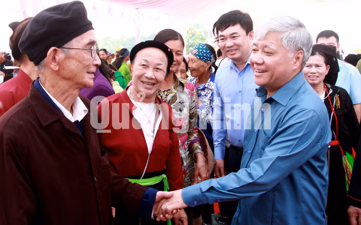 Các đại biểu thăm hỏi đời sống nhân dân các dân tộc trên địa bàn xã Bình Dân (11-2019). Ảnh: Mạnh Trường