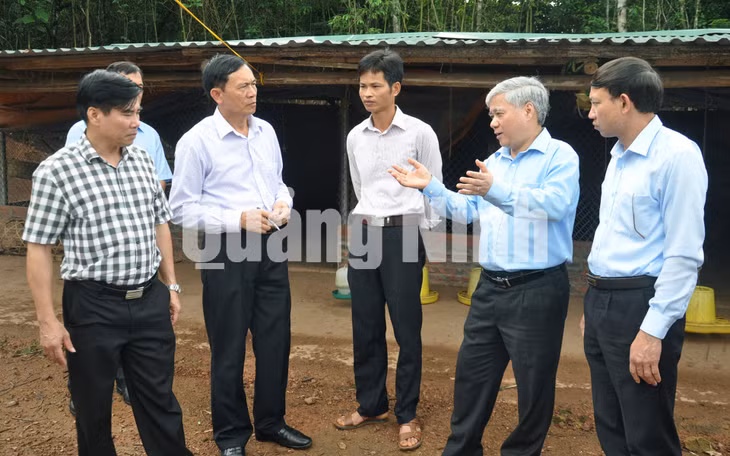 Đồng chí Đỗ Văn Chiến đến thăm mô hình kinh tế nuôi gà Tiên Yên của anh Hoàng Văn Đồng, thôn Bản Phai (8-2017). Ảnh: Minh Hà
