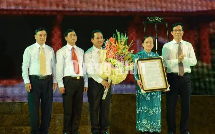 Thứ trưởng Bộ Xây dựng Nguyễn Đình Toàn trao Quyết định công nhận đô thị Đông Triều mở rộng đạt tiêu chuẩn đô thị loại IV cho lãnh đạo huyện Đông Triều.