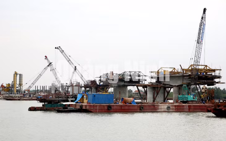 Thi công cầu sông Rút (2-2016). Ảnh: Đỗ Phương