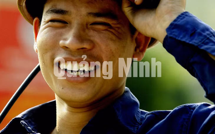 Nụ cười người thợ . Ảnh: Dương Phượng Đại