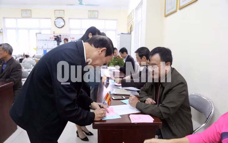 Cử tri khu phố 8, phường Hồng Hải, TP Hạ Long hào hứng trong ngày bầu cử khu trưởng (1-2020). Ảnh: Hùng Sơn