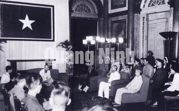 Chủ tịch Hồ Chí Minh tiếp các đoàn đại biểu đồng bào vùng mỏ Hòn Gai, Hải Phòng-Kiến An, Khu tự trị Thái-Mèo, đoàn đại biểu chiến sĩ Liên khu V tại Phủ Chủ tịch.