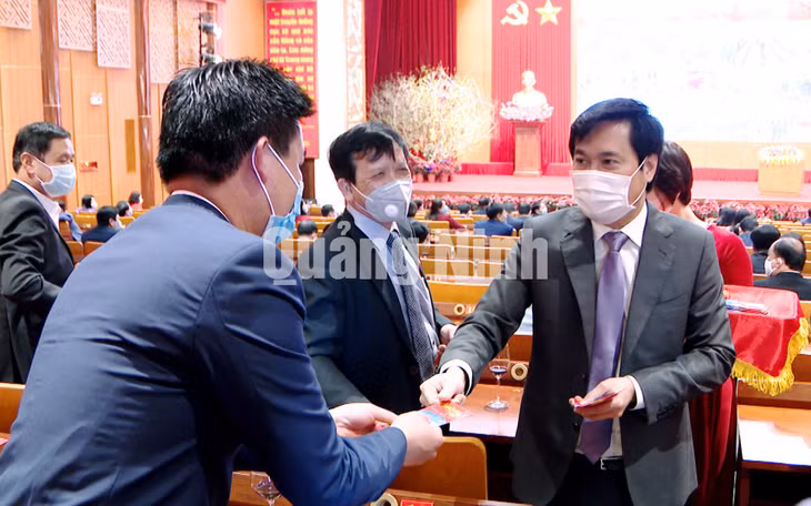 Chủ tịch UBND tỉnh Nguyễn Tường Văn lì xì đầu Xuân cho CBCC tại điểm cầu Trung tâm tổ chức Hội nghị tỉnh (2-2020). Ảnh: Thu Chung