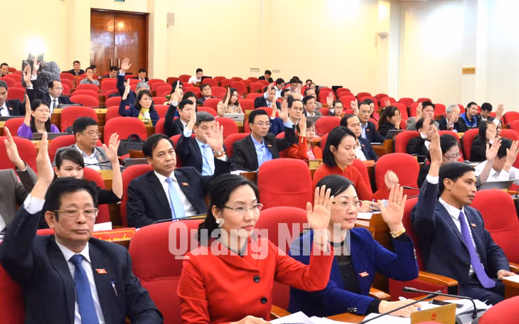 Các đại biểu biểu quyết thông qua Nghị quyết tại kỳ họp.