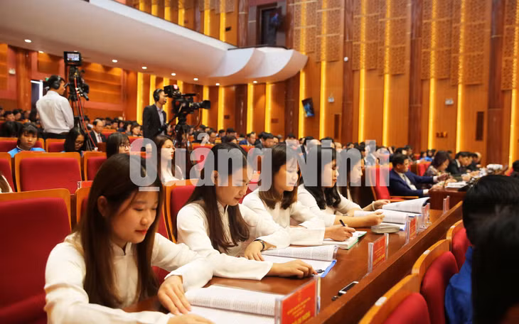 Các sinh viên nghiên cứu tài liệu tại phiên khai mạc (12-2019). Ảnh: Hùng Sơn