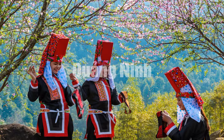 Những cô gái Dao Thanh Phán (Bình Liêu) thêu trang phục truyền thống (3-2021). Ảnh: Dương Phương Đại