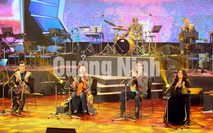Ban nhạc Magic of Nomads (Kazakhstan) biểu diễn tại Festival (1-2020). Ảnh: Minh Hà